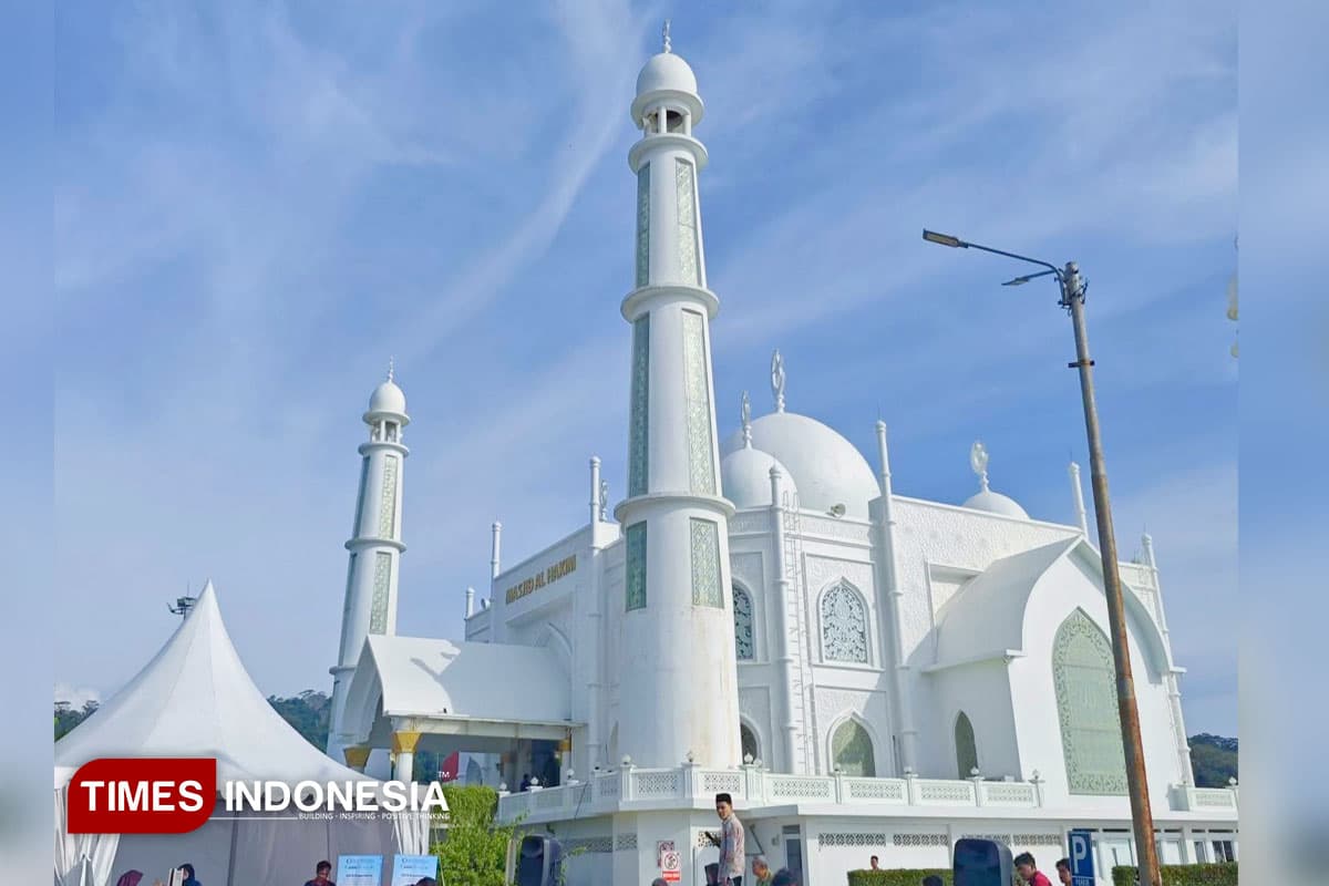Ramadan, Masjid Al-Hakim Jadi Episentrum Ibadah dan UMKM Syariah di Padang