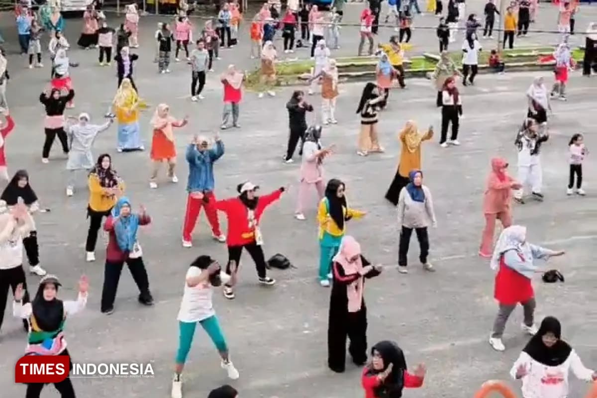 Senam Pagi Pemkab Solok Ramaikan Stadion Tuanku Tabiang, UMKM Ikut Bergerak